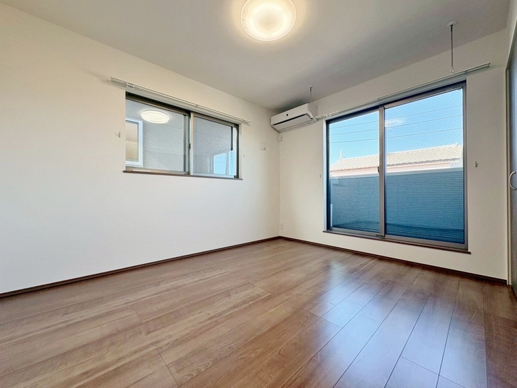 居間 ゆとりを感じさせる広さの主寝室は、心身を静かに満たすシックな趣き。