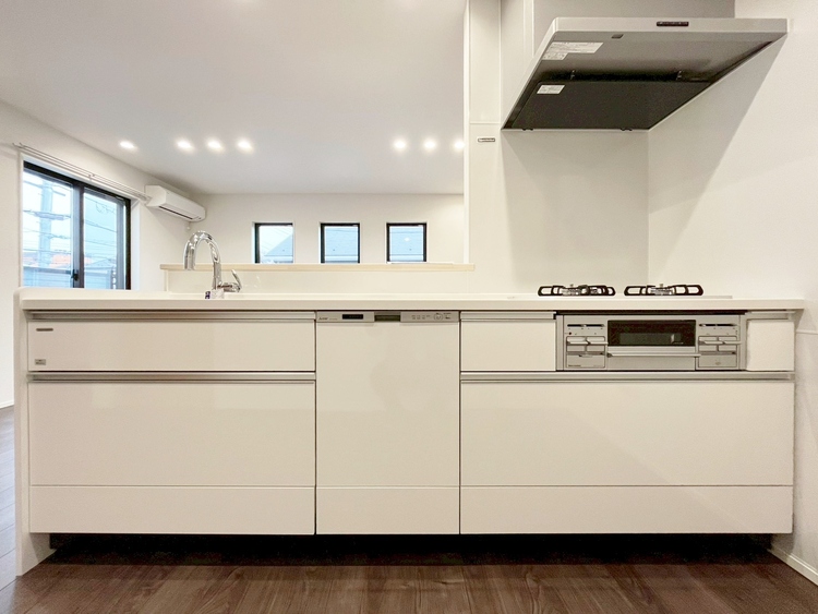 キッチン スマートな意匠と充実の機能を備えたキッチンが、暮らしにおいしい彩りを添えます。