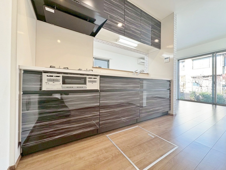 キッチン スマートな意匠と充実の機能を備えたキッチンが、暮らしにおいしい彩りを添えます。