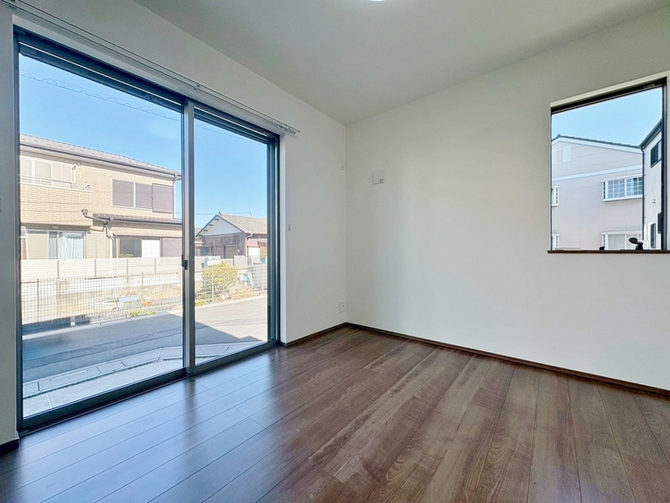 寝室 ベッドも十分に設置するスペースがあります。