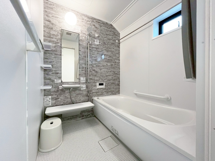 風呂 一日の疲れを癒すバスルームは、心地よいリラックスを叶える清潔感溢れる空間です。