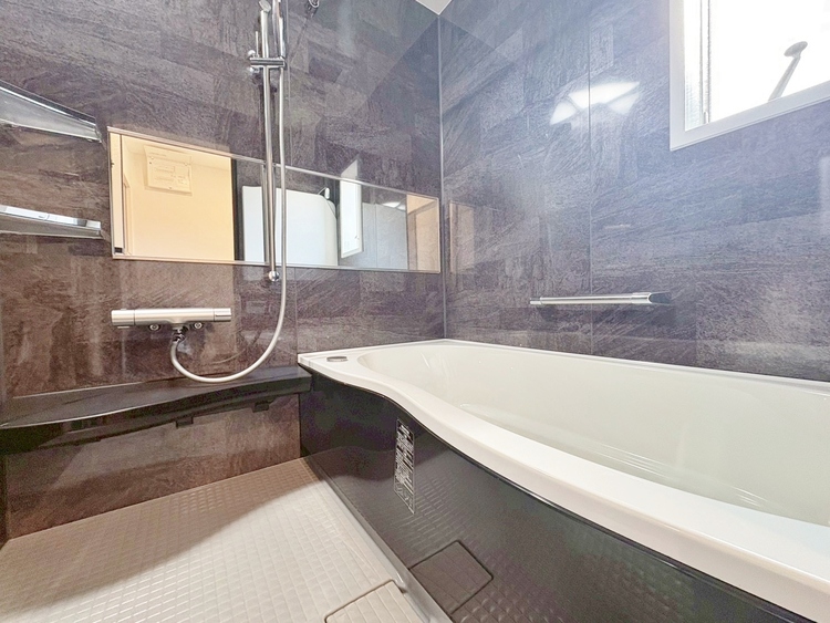 風呂 一日の疲れを癒すバスルームは、心地よいリラックスを叶える清潔感溢れる空間です。