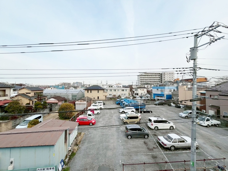 バルコニー 窓を開けると広がる青空。心をリフレッシュして日々を過ごしていきましょう。