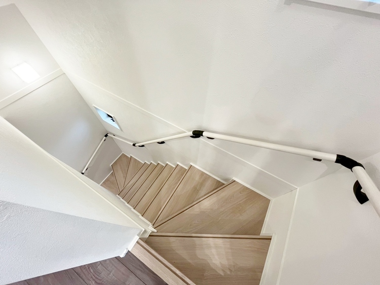 その他 落ち着いた雰囲気の階段。手すりも常設しているので、ゆったりお使いになれます。