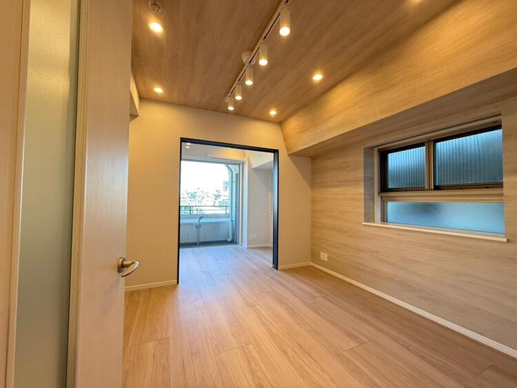 居間 忙しく過ぎゆく日常を置き去るほど、ゆったりした時間が流れるリビング。