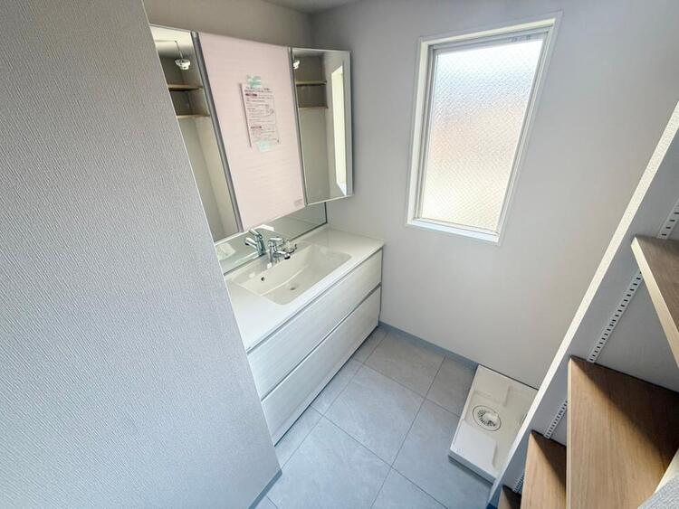 洗面 清潔感と心地よさを重視した、上質感漂うパウダールーム。