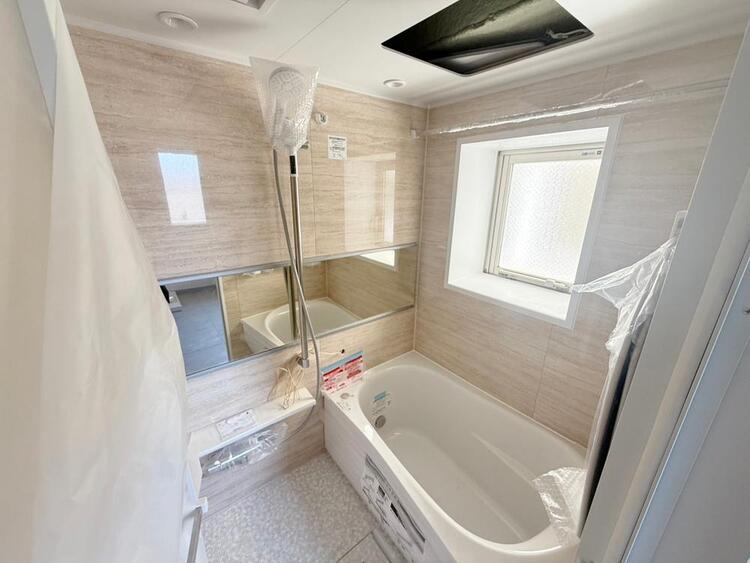 風呂 一日の疲れを癒すバスルームは、心地よいリラックスを叶える清潔感溢れる空間です。