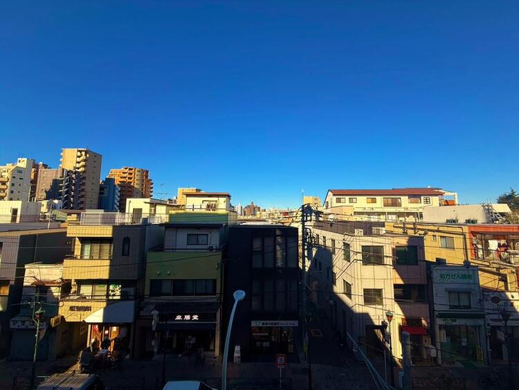 バルコニー 窓を開けると広がる青空。心をリフレッシュして日々を過ごしていきましょう。