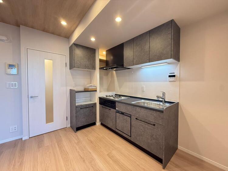 キッチン スマートな意匠と充実の機能を備えたキッチンが、暮らしにおいしい彩りを添えます。