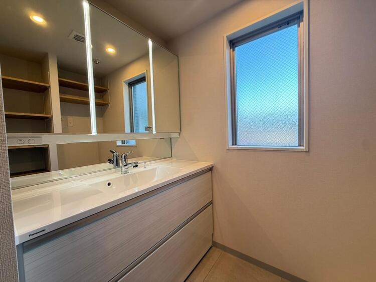 洗面 何かと物が増える場所だからこそ、スッキリと見映えの良い空間に。