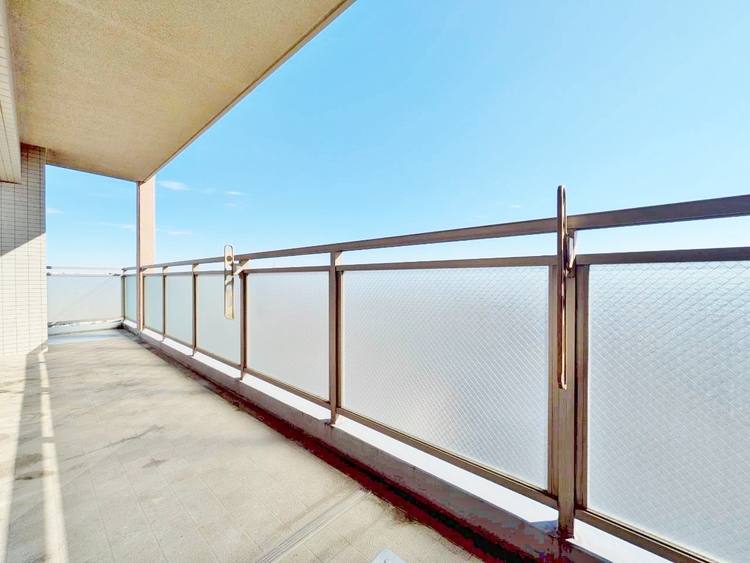 バルコニー 暮らしの中で、光と風を演出してくれるバルコニー。