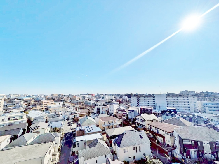 バルコニー 窓を開けると広がる青空。心をリフレッシュして日々を過ごしていきましょう。