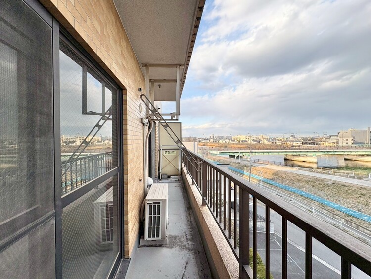 バルコニー 暮らしの中で、光と風を演出してくれるバルコニー。