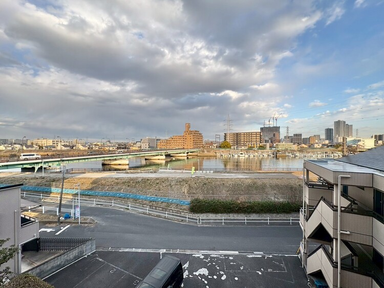 バルコニー 窓を開けると広がる青空。心をリフレッシュして日々を過ごしていきましょう。