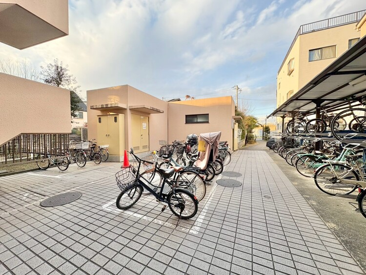 設備 きちんと整備された駐輪場。住む方の心遣いが感じられます。