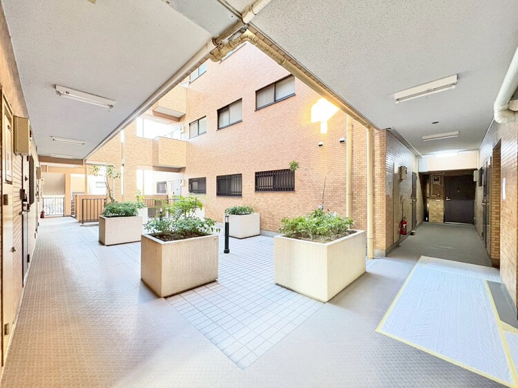 エントランス エントランス内部は、管理が行き届き清潔な共有スペースとなっています。