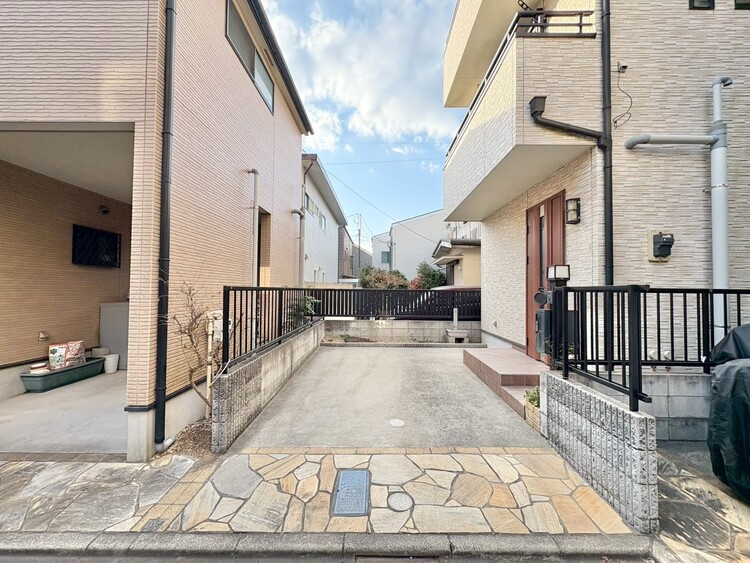 駐車場 本物件の駐車スペースです。車種制限のある場合もございますので、お気軽にお問い合わせくださいませ。