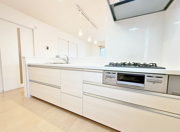 キッチン スマートな意匠と充実の機能を備えたキッチンが、暮らしにおいしい彩りを添えます。