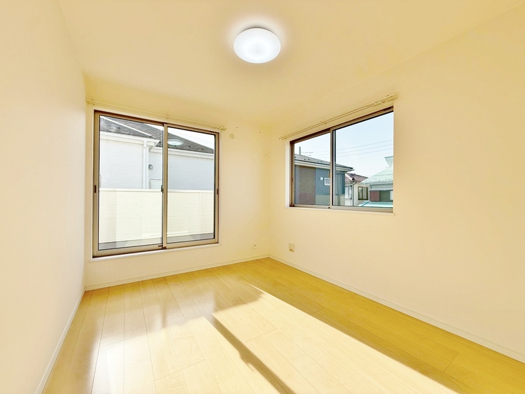 寝室 ベッドも十分に設置するスペースがあります。