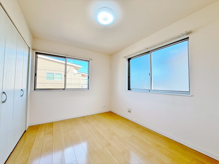 子供部屋 暖かいひだまりを全身で感じ取れる室内。光あふれる空間で子育てをする喜び。