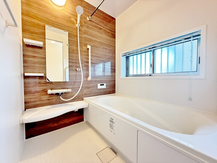 風呂 一日の疲れを癒すバスルームは、心地よいリラックスを叶える清潔感溢れる空間です。