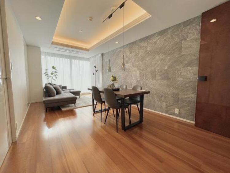 居間 大切な時間を共に過ごすのは、「家族」も「お住まい」も同じです。時代が経っても変わらない居住性の高さと、いつまでも色褪せず住む毎に親しみ深くなるデザイン。「みんな」で一緒に毎日を過ごしましょう。