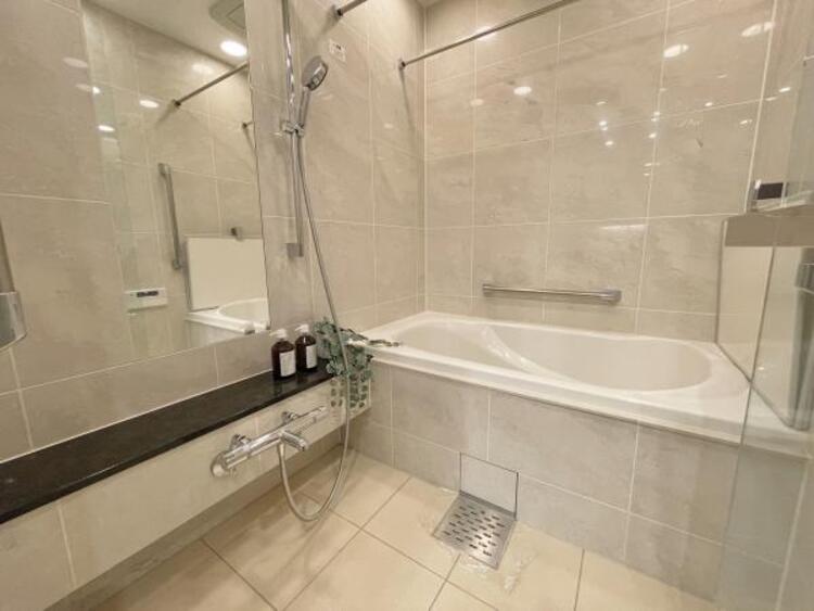 風呂 一日の疲れを癒してくれる浴室。高級感あるカラーと大きさ・柔らかな曲線で構成された半身浴も楽しめるバスタブが心地よさをもたらしてくれる落ち着いた空間です。