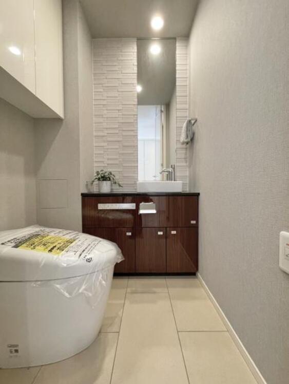 トイレ 換気と明るさに配慮した、清潔感のあふれるトイレです。落ち着いた空間で安らぎのひとときをお過ごしいただけます。