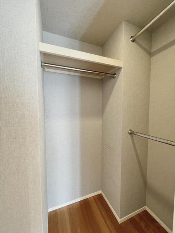 収納 たくさんの洋服をかけることができる収納力と取り出しやすさが魅力のウォークインクローゼット。普段使わない家電やスーツケース、ストック品など何でも片付く嬉しい空間です。