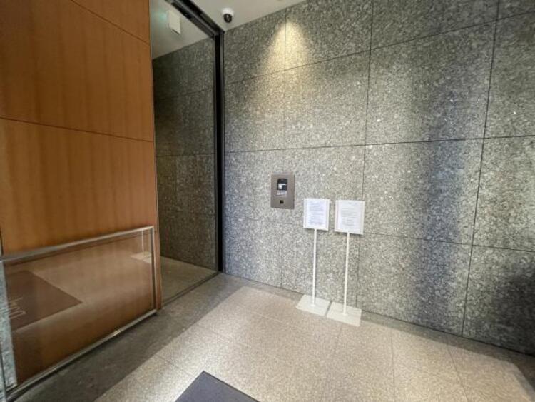 エントランス 堂々たる趣ながら、主張し過ぎずどこか余裕を感じさせるフォルムは、晴天の空と照らし合わせる事で、本来あるべき完成形の姿を見せてくれます。