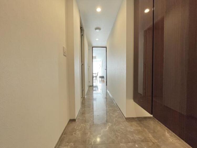 その他 清潔感のある空間を保てるよう、収納スペースを広く設けていますので、たくさんある靴もすべて収納して頂け、玄関をスッキリ綺麗な空間に纏めます。