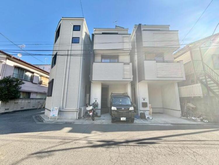 外観 凛とした表情を見せる外観は時の移り変わりの中で様々な表情を見せてくれます。素材の持つ独特な存在感により「永く住み続ける住まい」にふさわしい住宅が完成しました。