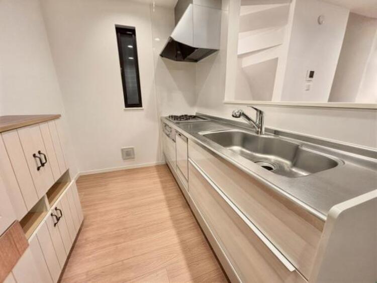 キッチン 料理の幅を拡げてくれる三口コンロの使いやすいシステムキッチンを採用。ワイドなカウンターで、将来お子様と一緒にお料理をするときも重宝します。