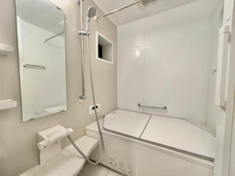 風呂 美しいツヤとなめらかな肌ざわり。水や汚れをはじき汚れにくくお掃除ラクラクの浴槽です。浴槽へもまたぎやすいよう配慮されています。また、シャワーヘッドの位置が変えられるので使い勝手がとても良いです。