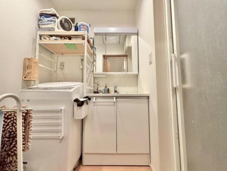 洗面 一日の始まりと終わりを心地よく演出してくれるパウダールーム。ホワイトで統一されたワイドな洗面台は収納力もあり、いつでもすっきりとした洗面室に。