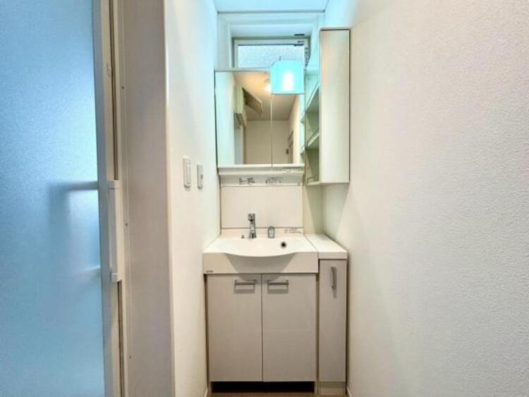 洗面 空間を効率的に利用し収納スペースを確保。一日の始まりと終わりを美しく演出します。