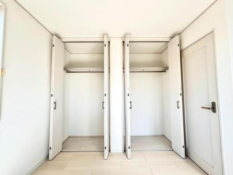 収納 クローゼットは棚やハンガーパイプが付いた使いやすい設計。収納BOXなどもスッキリ収納できます。普段使わない季節用品やトランクなど、大きなものもラクラク収納できます。