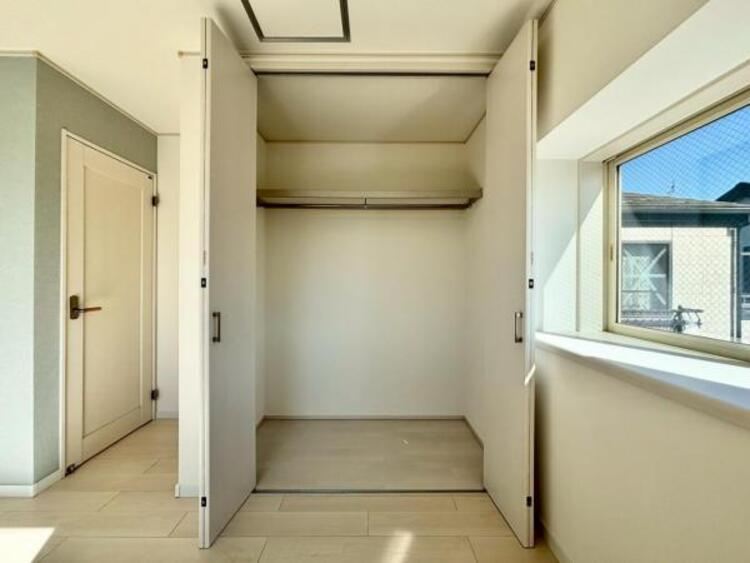 収納 ベッドルームにも空間を上手く利用し、クローゼットを設置。クローゼットを有効活用すれば、生活空間をより上質なものにしてくれるでしょう。ベッドルームも綺麗に保てます。