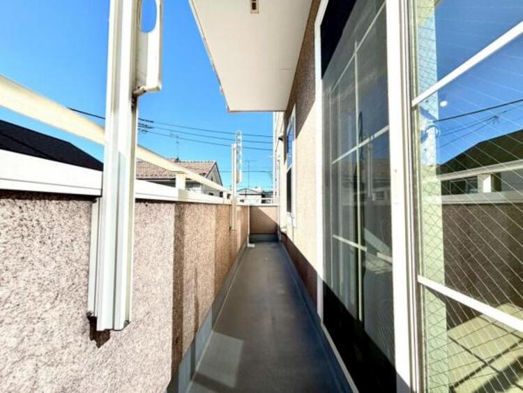 バルコニー 風の通り道。舞い込んでくる風が優しく躍り、室内に爽やかな空気を運んでくる。そこに季節の息吹を感じて、いまがどんな季節なのかを実感する。