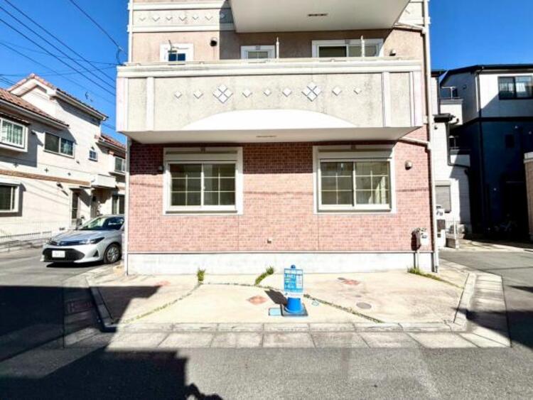 駐車場 建物につながる駐車スペース。重いものの、荷物の出し入れも安心。小さなお子様も安心・安全の乗り降りができます。車が汚れたら洗えるのもうれしいですね。