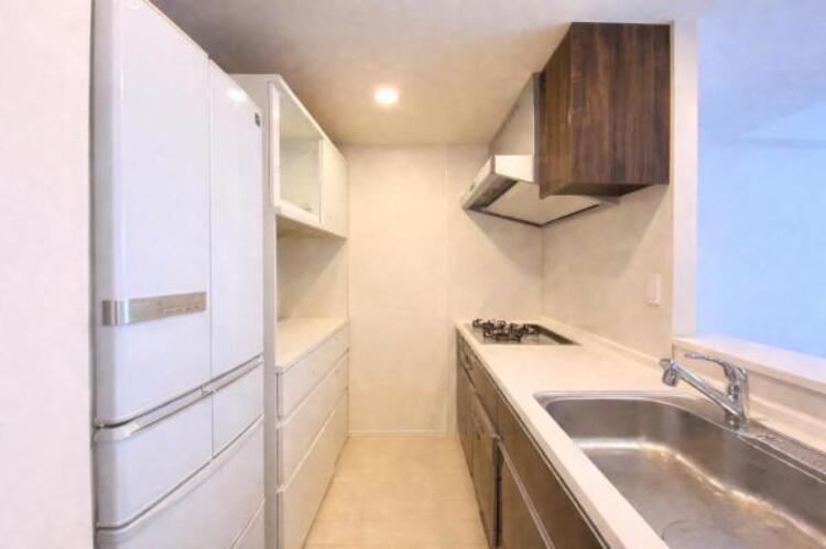 キッチン ご家族と顔を合わせながら調理できるカウンターキッチンは開放的な雰囲気を創ります。（CG加工済み）