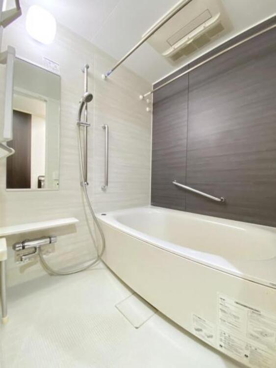 風呂 美しいツヤとなめらかな肌ざわり。水や汚れをはじくお掃除ラクラクな浴槽です。（CG加工済み）