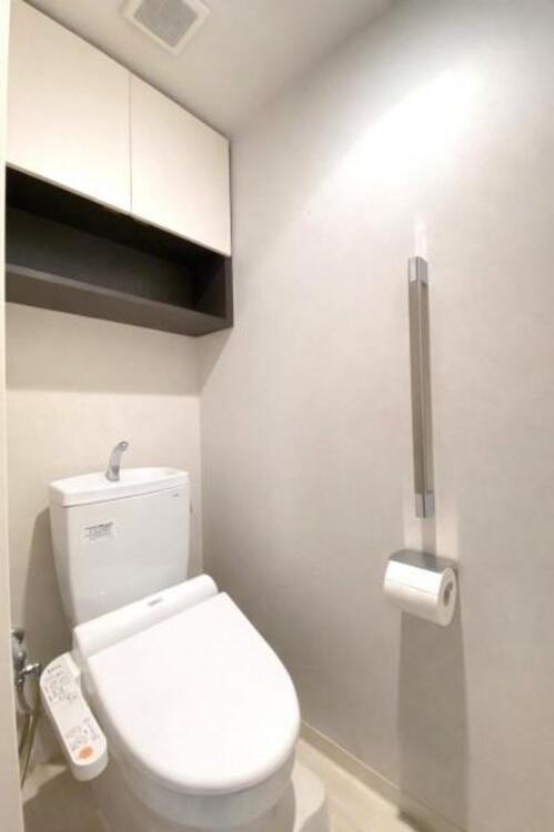 トイレ 白を基調に、飽きのこない空間は質感豊かな仕上がりとなっております。（CG加工済み）