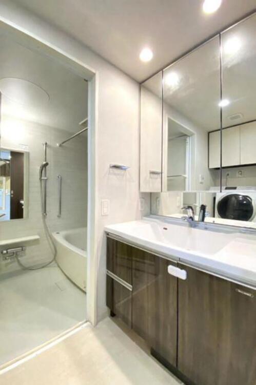 洗面 ワイドな洗面台は収納力もあり、いつでもすっきりとした洗面室に。（CG加工済み）