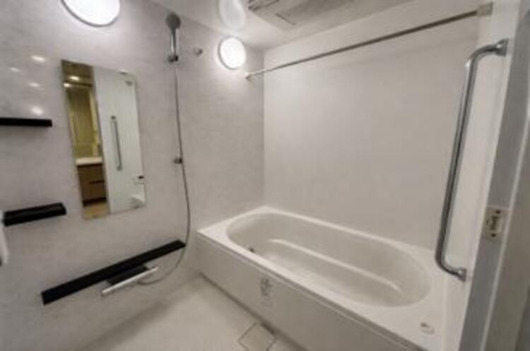 風呂 清潔感のあるバスルーム。高級感のあるデザインが魅力です。