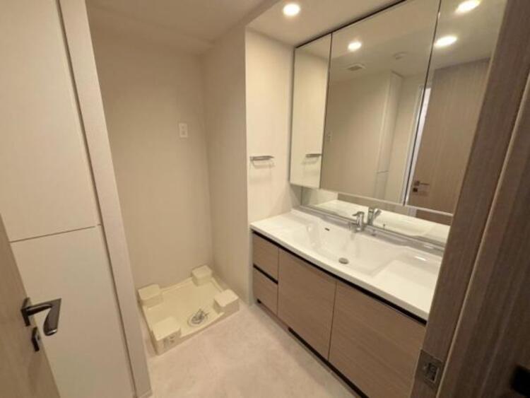 洗面 大きな鏡付きの洗面台で、身支度がしやすい設計です。