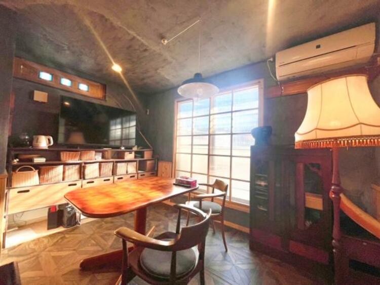 居間 LDKは、木の質感とあたたかみが印象的。 落ち着いた雰囲気の中で、家族や友人との時間をゆっくり楽しめます。