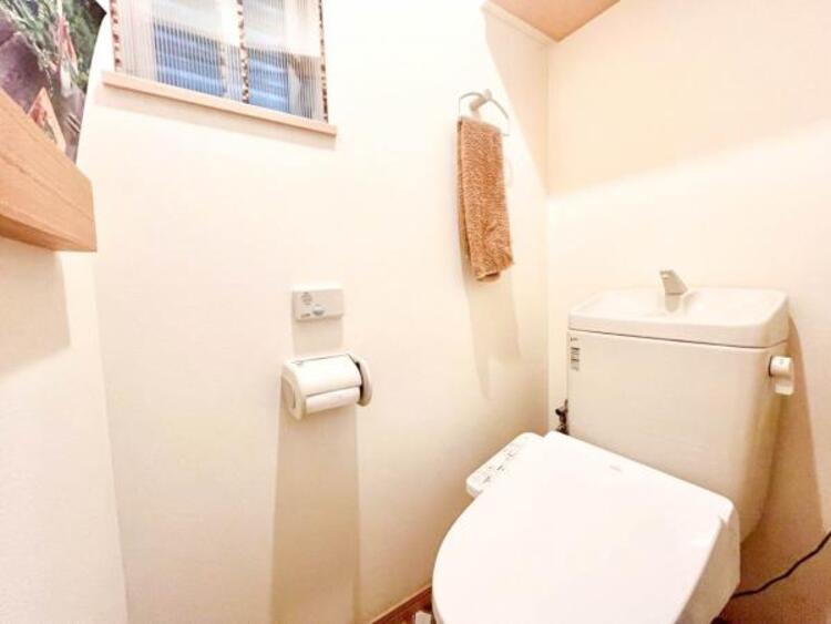 トイレ 白を基調としたウォシュレットトイレは清潔感あるプライベート空間を演出します。