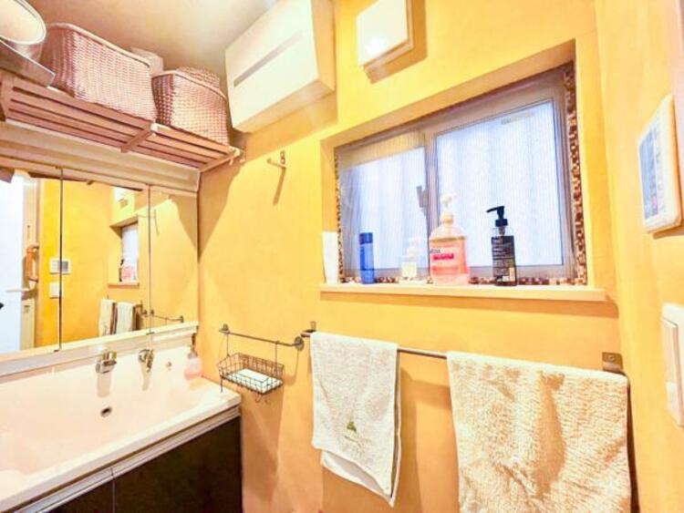 洗面 一日の始まりと終わりは洗面化粧台から。清潔感と機能性を備えたパウダールームです。