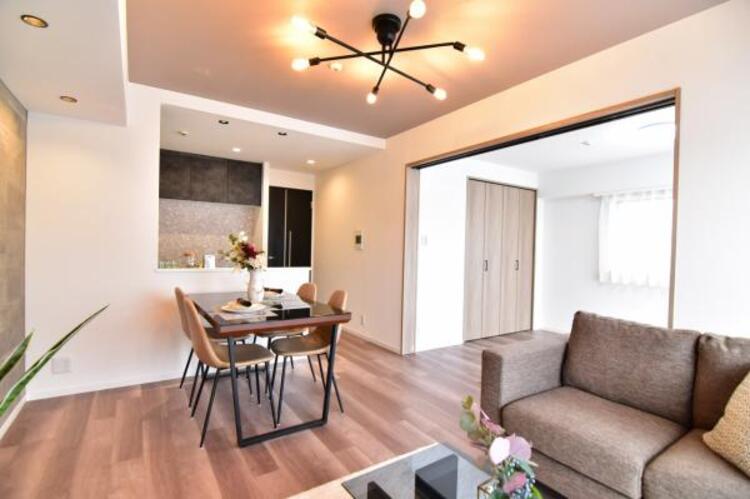 居間 LDK11.9帖　（家具小物はイメージです）ソファーやダイニングテーブルを置いてもゆとりのある広々リビングです。ご家族みなさんで寛げる空間をぜひ現地で体感してみてください。